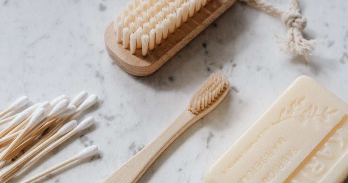 membersihkan tas kulit