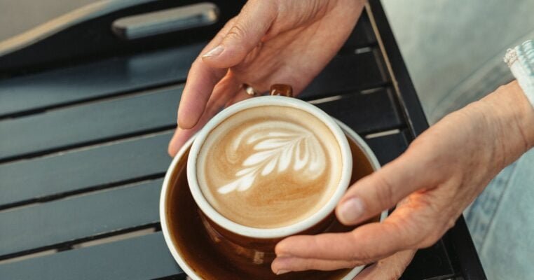 Jenis cup kopi selanjutnya yang bisa Anda coba untuk coffee shop adalah gelas keramik.