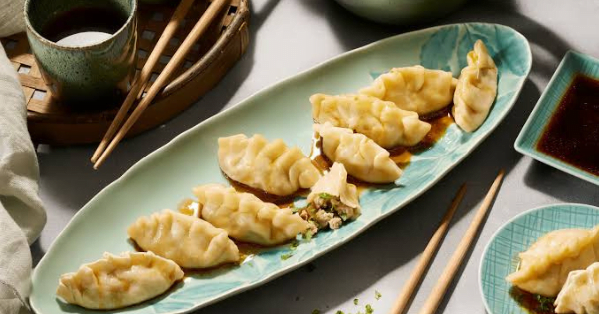 Jiaozi adalah makanan khas Imlek berupa dimsum