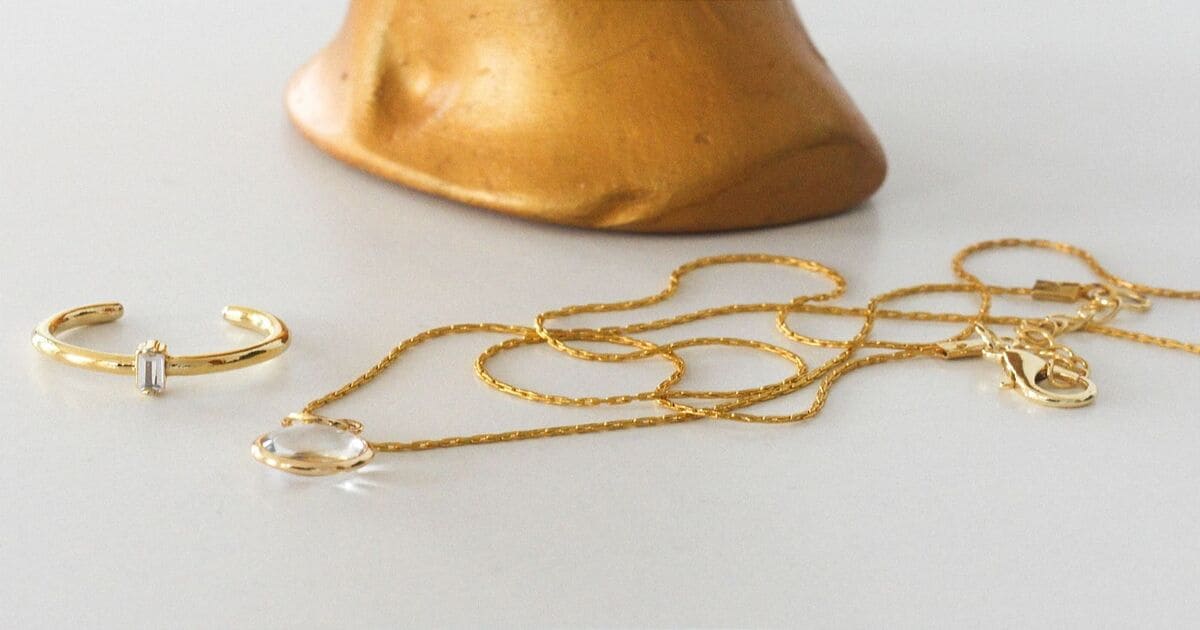 10 Ide Hadiah Wisuda: Cincin atau kalung simbol komitmen