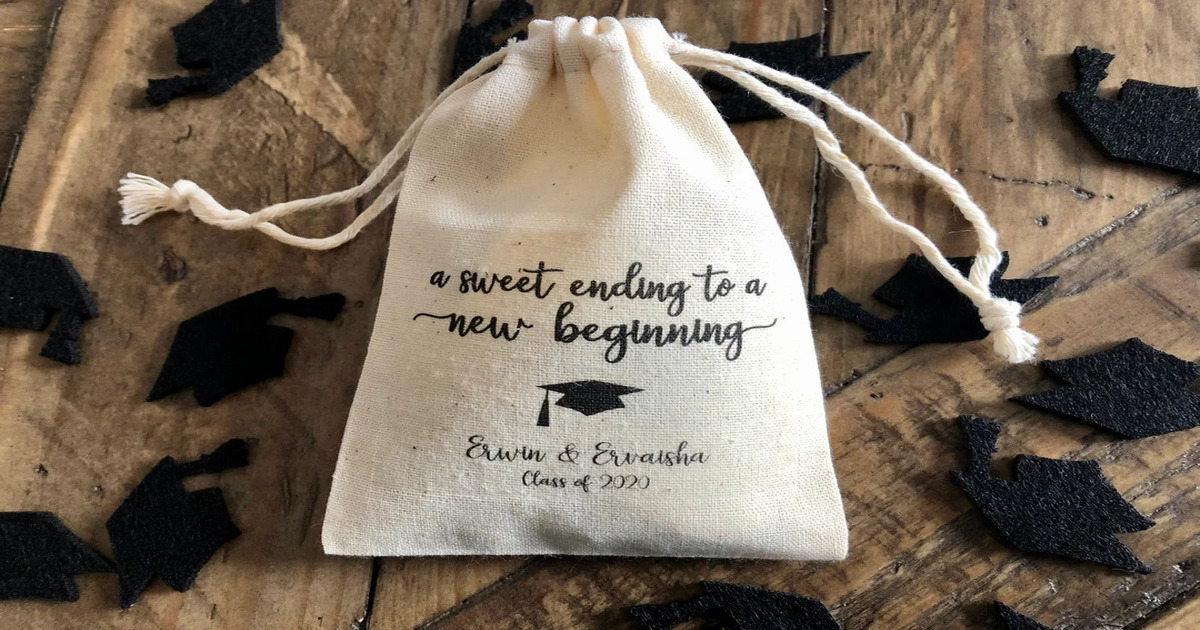 10 Ide Hadiah Wisuda untuk Pacar yang Berkesan: Souvenir costum dengan nama atau inisial