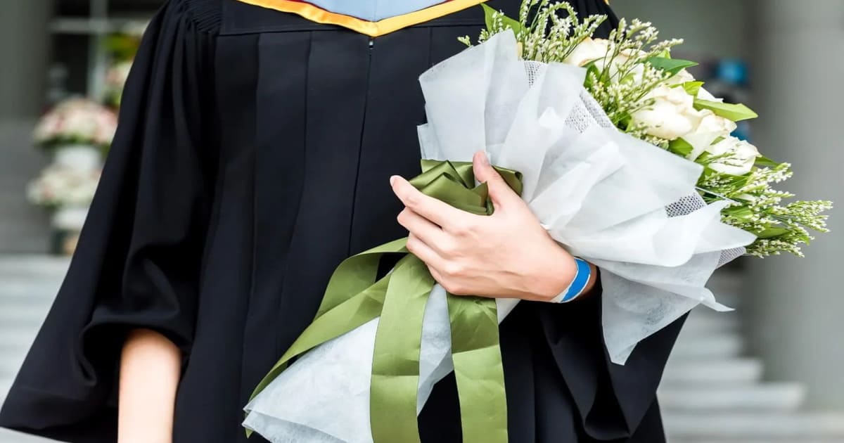 10 Ide Hadiah Wisuda untuk Pacar yang Berkesan: Buket Bunga