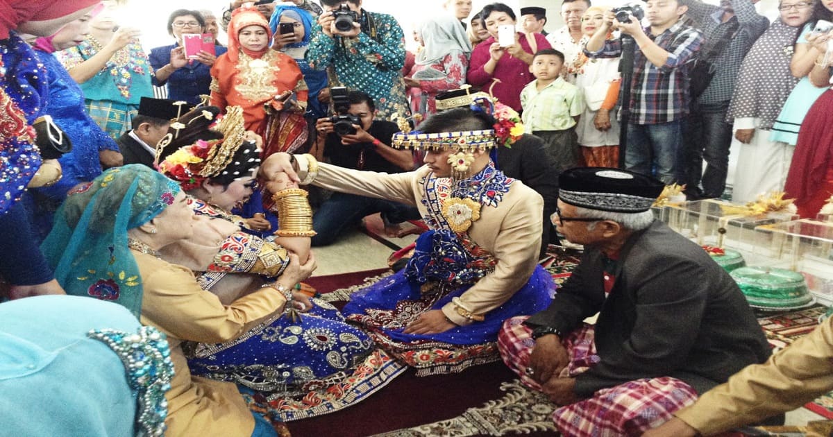 8 Prosesi Pernikahan Adat Bugis: Tahapan Hari Pernikahan