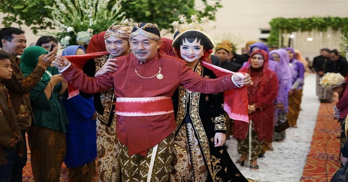Sinduran Adalah Prosesi Sakral: Maknanya dalam Pernikahan Jawa