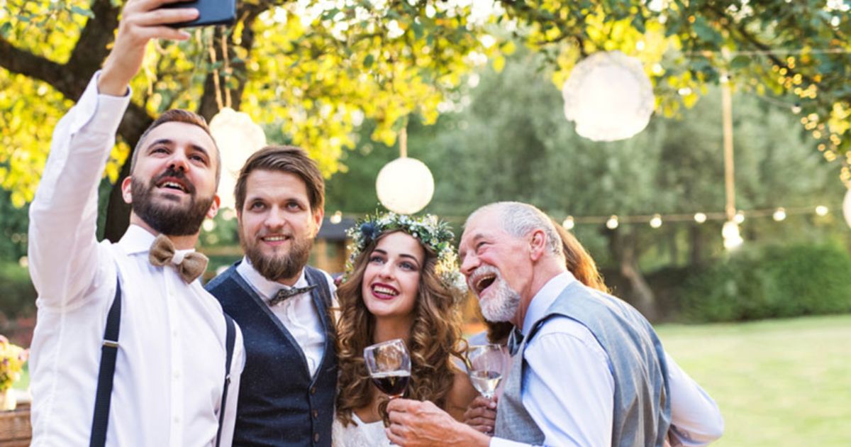 Sesi Foto Bersama Intimate Wedding