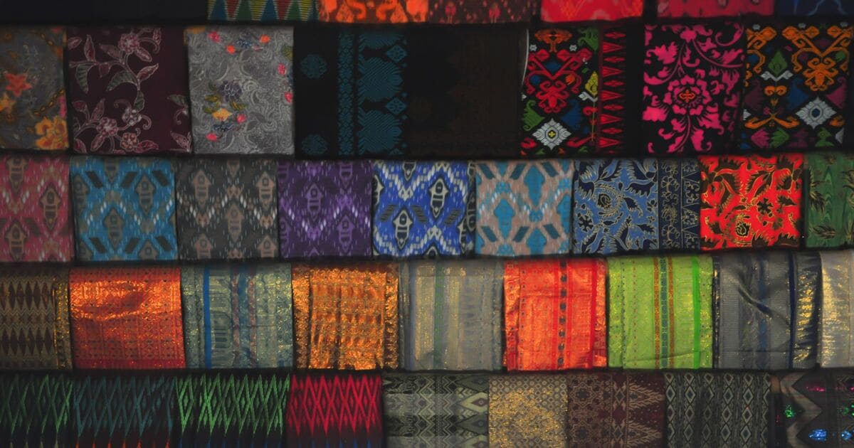 10 Rekomendasi Kenang-kenangan untuk Guru Pensiun: Songket