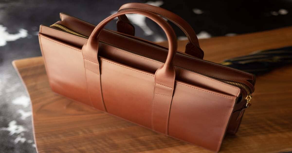 8 Ide Souvenir untuk Relasi Bisnis yang Eksklusif dan Berkesan: Briefcase