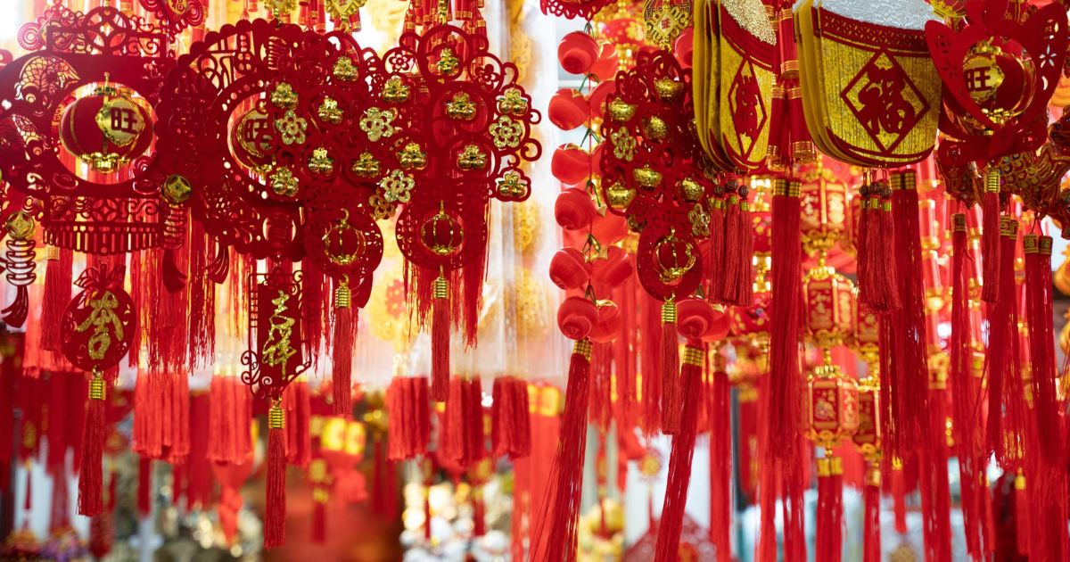 Tirai Merah dan Pita