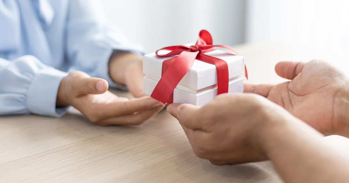 Cara Mempertahankan Klien dengan Pemberian Hadiah