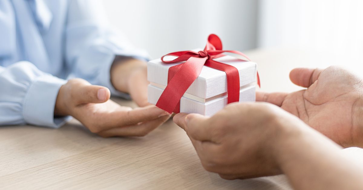 Etika Memberi Hadiah