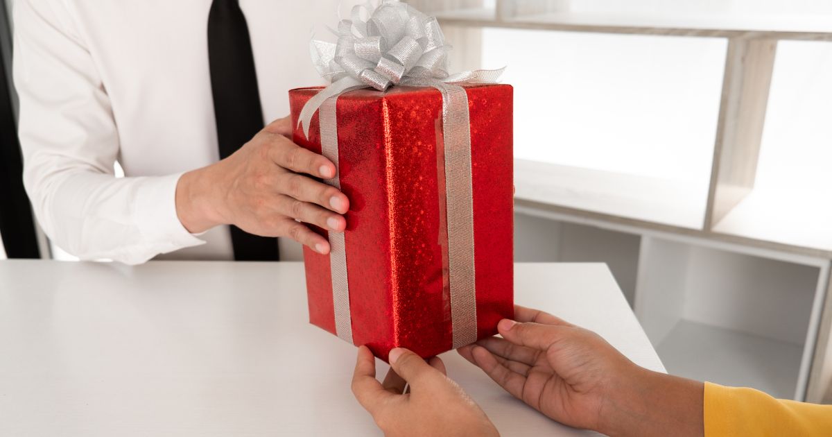 Memberikan Hadiah untuk Klien