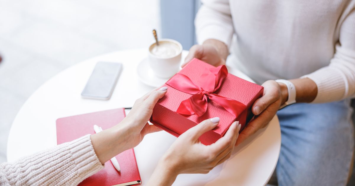 Memberikan Hadiah ke Klien