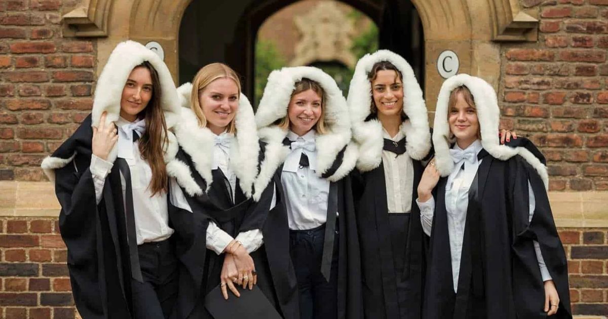 Toga Wisuda Terunik di Dunia Cambridge University