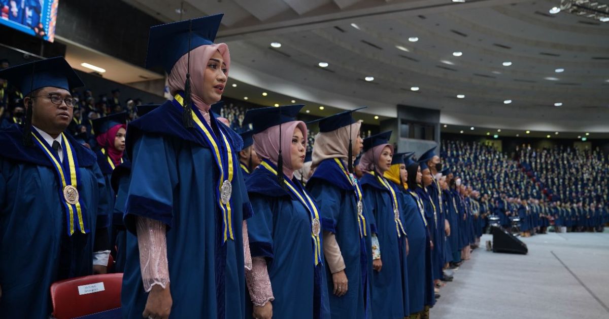 Toga Wisuda Terbaik Institut Teknologi Bandung