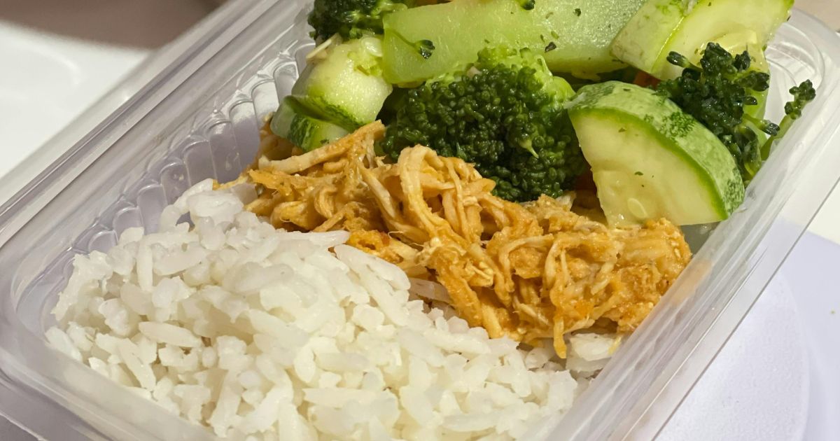 Membersihkan Alat Makan Plastik